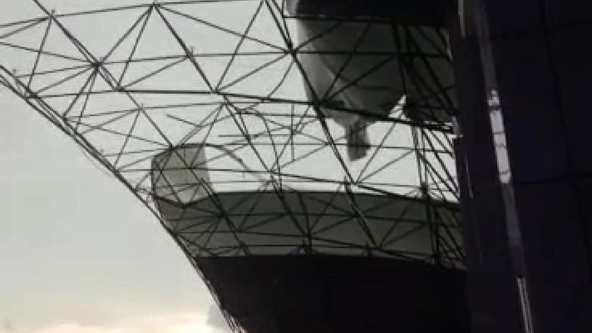 Puting Beliung Terjang Kelapa Dua, Atap Stadion Rusak!